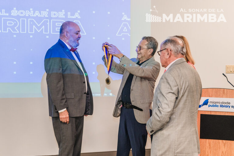 El presidente del Miami Managua Lions Club entrega medalla presidencial a César Lacayo.