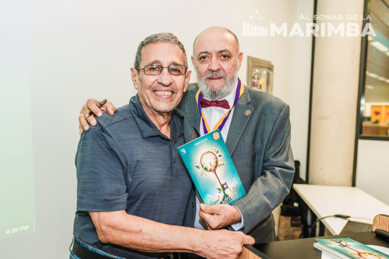 El escritor Silvio Morales con el autor César Lacayo