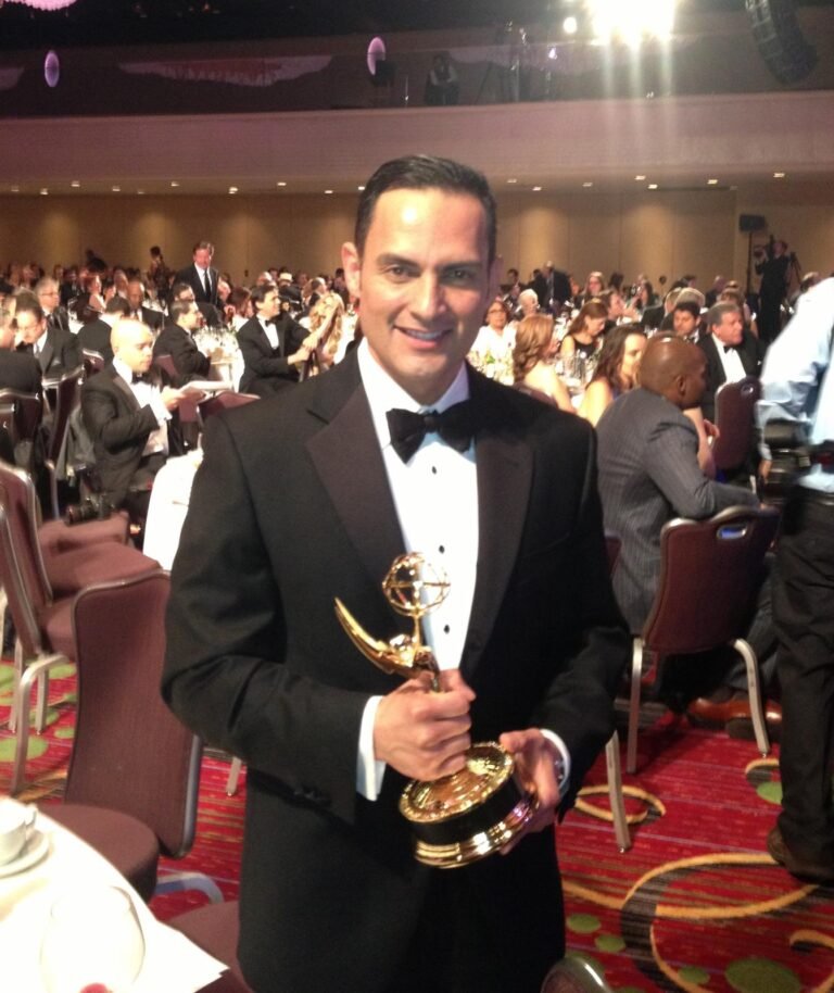 Ganó Emmy por reportaje investigativo, siendo presentador de Telemundo 47 - NY (2013).
