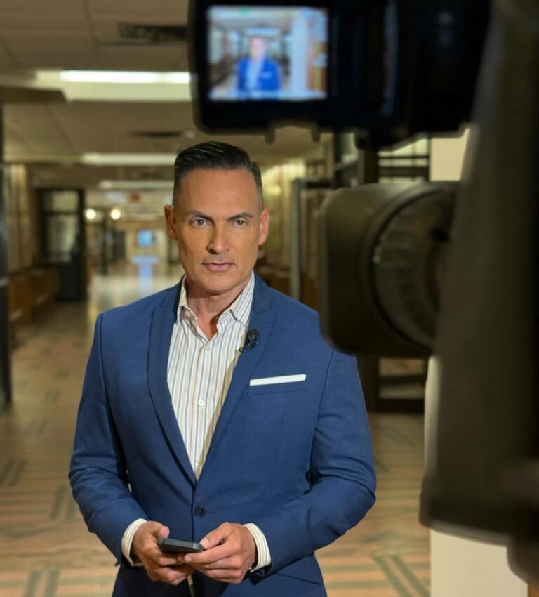 Reportero de noticias del Canal 4 CBS Miami.